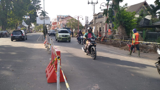 Pembangunan pedestran di Jalan Jendral Sudirman sedang berlangsung, walaupun ada warga yang keberatan. (Foto: M Sobar Alfahri/Jambikita.id)