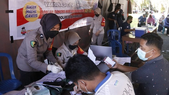 Vaksinasi massal COVID-19 yang dilaksanakan di Lapangan Ahmad Kirang Mamuju. Foto: Dok. Humas Pemkab Mamuju