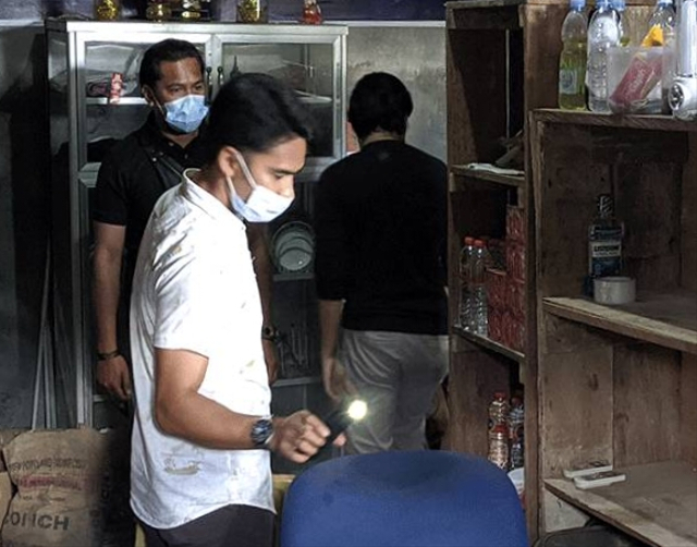 Polisi saat melakukan penggeledahan di tempat penjualan miras ilegal yang disidak wakil Bupati Kotim.