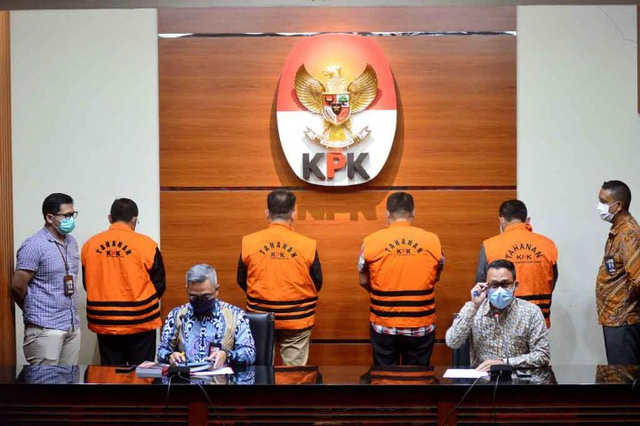 Empat anggota dewan Provinsi Jambi tampak memakai rompi oranye. (Foto: Isti)