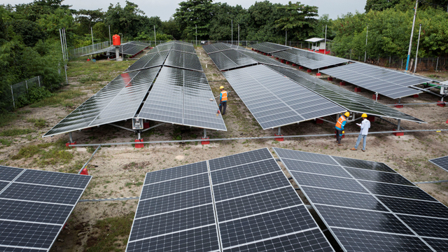Foto: PLTS Atap Salurkan Energi Listrik Bagi Masyarakat Pulau Sabira (190009)