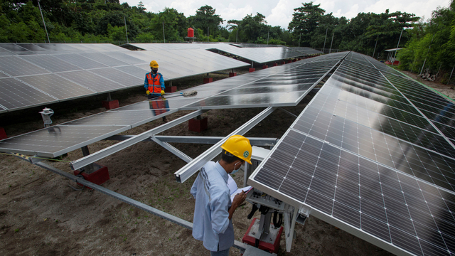 Foto: PLTS Atap Salurkan Energi Listrik Bagi Masyarakat Pulau Sabira (190008)