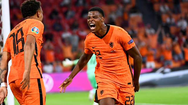 Pemain Belanda Denzel Dumfries merayakan gol kedua mereka di Johan Cruijff ArenA, Amsterdam, Belanda, Kamis (17/6). Foto: Pool via REUTERS