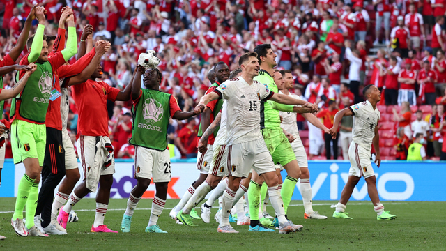 Pemain Belgia merayakan kemenangan setelah pertandingan melawan Denmark, di Stadion Parken, Kopenhagen, Denmark, Kamis (17/6). Foto: Pool via REUTERS