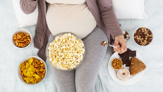 Ilustrasi ibu hamil makan junk food. Foto: Shutter Stock
