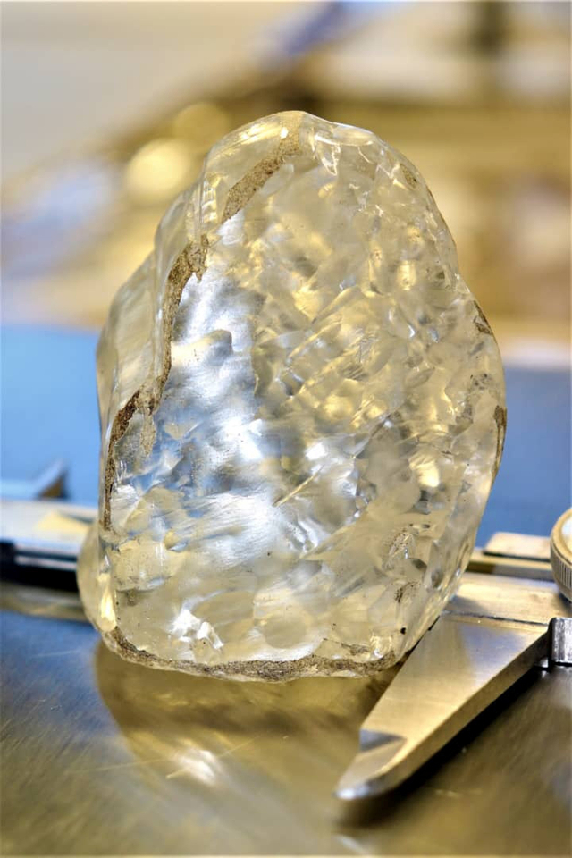 Batu berlian 1.098 karat, ditemukan di Botswana dan diyakini sebagai batu permata berkualitas terbesar ketiga yang pernah ditambang. Foto: REUTERS