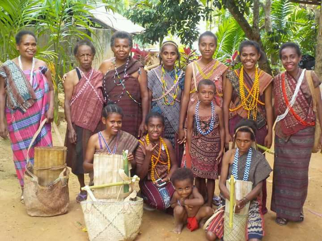 Ilustrasi masyarakat Papua yang sering menyayikan lagu daerah Papua. Sumber: PMB LIPI