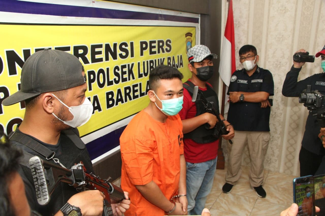 Pelaku Sarifuddin Harefa ditangkap pihak kepolisian. (Foto: Reza/Batamnews)