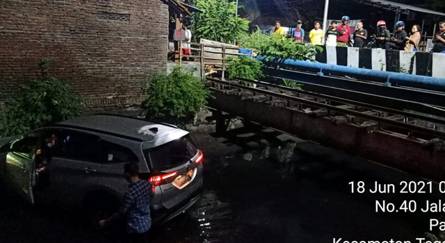 Hindari Mobil Yang Terobos Lampu Merah, Toyota Rush Masuk Sungai Di ...