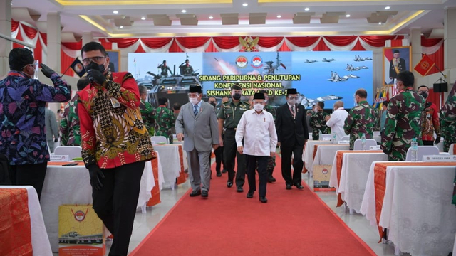 Menteri pertahanan (Menhan) Prabowo Subianto (kiri) dampingi Wakil Presiden Ma'ruf Amin hadiri acara Komferensi Nasional Sishankamrata. Foto: Dok. Setwapres