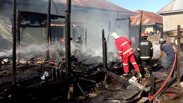 Kebakaran menghanguskan satu rumah di Dusun Muara Selatan, Desa Cimpu Selatan, Luwu, Sulsel, Kamis (17/6/2021). Foto: Dok. Istimewa