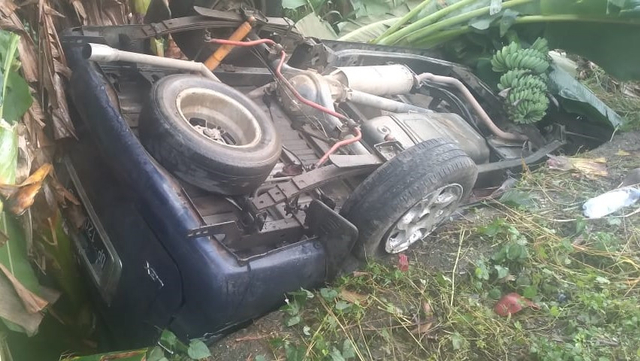 Mobil terbalik dan terperosok ke parit usai terlibat tabrakan yang menewaskan pemotor di Mamuju Tengah, Sulawesi Barat. Foto: Dok. Istimewa