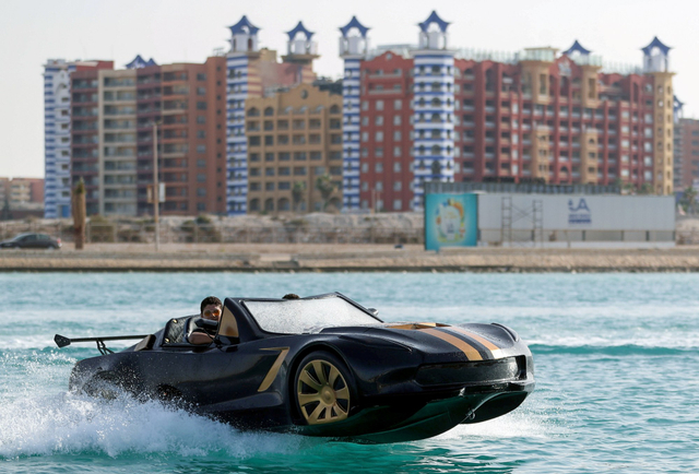 Seorang pria di Porto Marina, Mesir memodifikasi mobil sports miliknya agar bisa melewati air. Foto: REUTERS/Mohamed Abd El Ghany