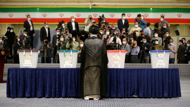 Suasana pemilu di Iran. Foto: Official Khamenei website/Handout via REUTERS