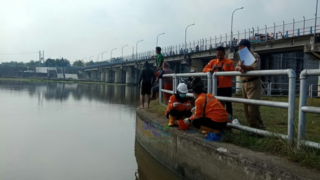 Petugas Dinas Lingkungan Hidup (DLH) Kabupaten Bojonegoro saat mengambil sampel air di Sungai Bengawan Solo Bojonegoro. (foto: dan/beritabojonegoro)