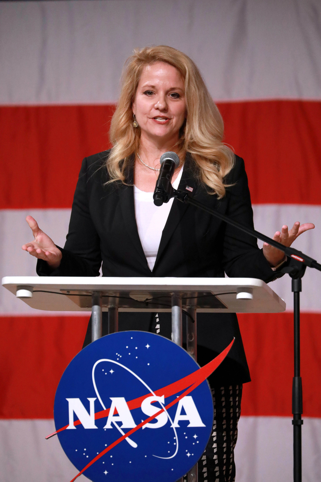 Presiden dan chief operating officer SpaceX Gwynne Shotwell mengumumkan penugasan kru untuk tes penerbangan pertama. Foto: REUTERS/Richard Carson