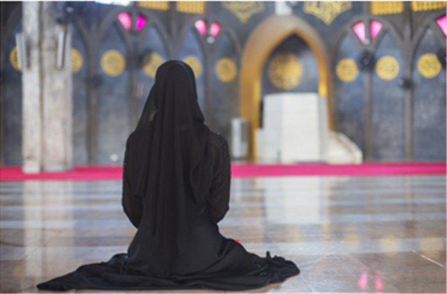 Wanita yang sedang mengucapkan syukur salam masjid. https://www.freepik.com/