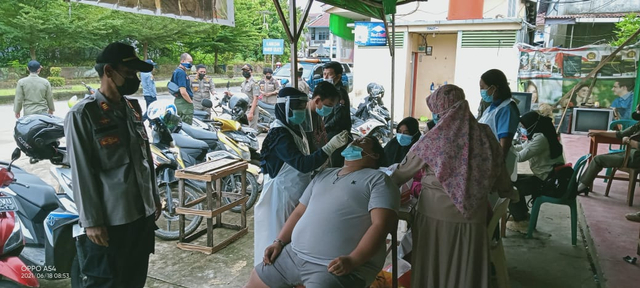 Pelanggar protokol kesehatan diswab dalam operasi yustisi di Sekadau. Foto: Dok. Istimewa