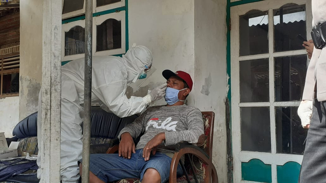 Petugas saat melakukan tracing kontak erat pasien COVID-19 dari klaster hajatan di Banyuwangi. Foto: Dok. Istimewa