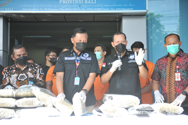 Kepala BNN Bali Brigjen Gede Sugianyar Dwi (2 dari kiri) saat menunjukkan barang bukti - IST
