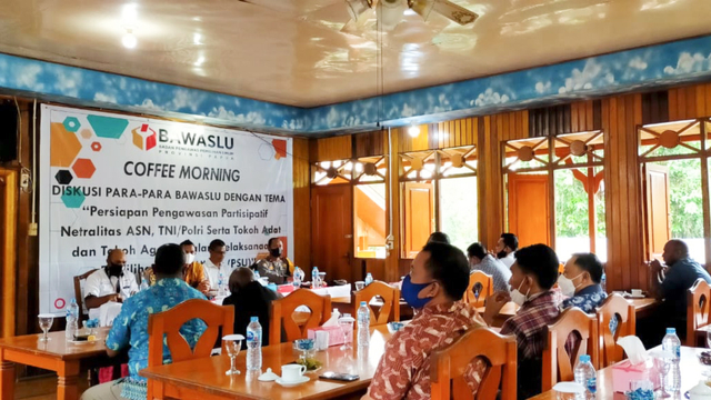 Coffe morning dengan komunitas paguyuban dan tokoh agama, masyarakat dan adat untuk pelaksanaan pilkada ulang Boven Digoel yang dilaksanakan 7 Juli mendatang. (Dok foto Humas Polda Papua)