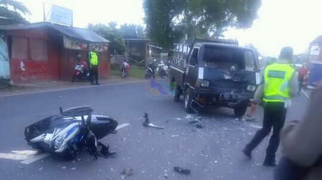 Petugas saat lakukan olah TKP kecelakaan lalu lintas di di Jalan KH Fathurrahman Kaprawi, turut Desa Bogorejo, Kecamatan Merakurak, Kabupaten Tuban. Jumat (18/06/2021) (foto: istimewa)