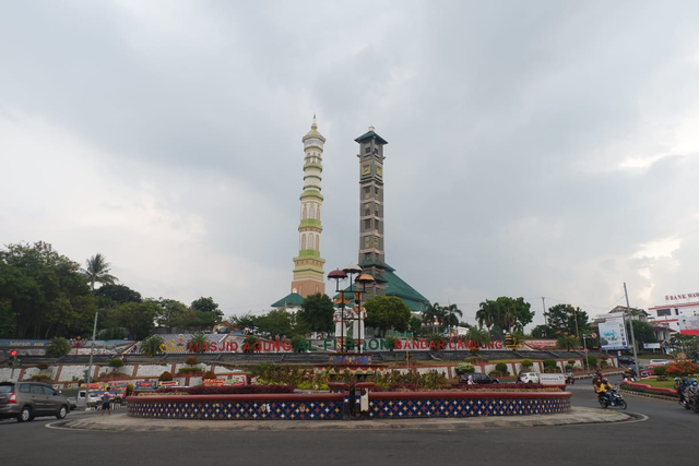 Menara masjid Al-Furqon digadang-gadang jadi destinasi wisata baru di kota Bandar Lampung, Jumat (18/6) | Foto : Sidik Aryono/ Lampung Geh