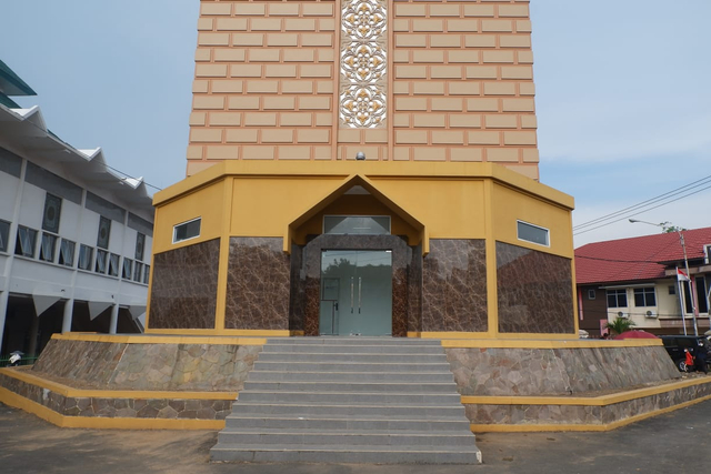 Menara masjid Al-Furqon digadang-gadang jadi destinasi wisata baru di kota Bandar Lampung, Jumat (18/6) | Foto : Sidik Aryono/ Lampung Geh