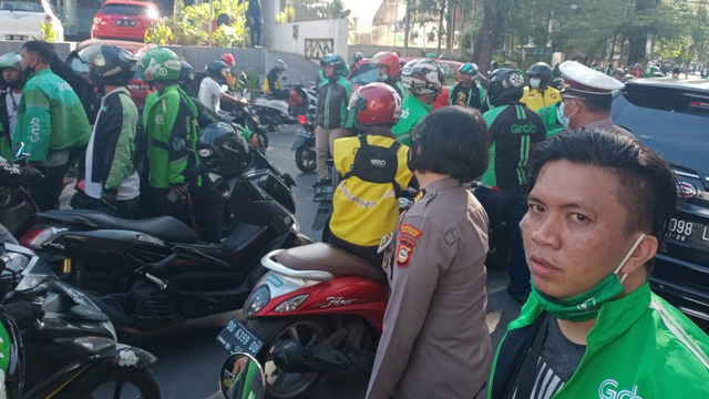 Kerumunan sopir ojol di gerai KFC di Makassar, Sulsel. Foto: Dok. Istimewa
