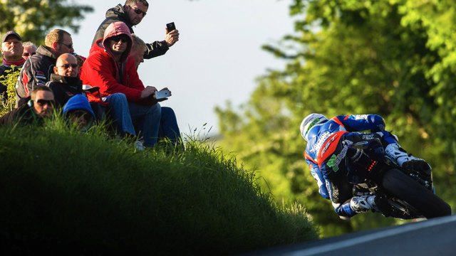 Pebalap pada ajang balap Isle of Man TT. Foto: @ttracesofficial/Twitter