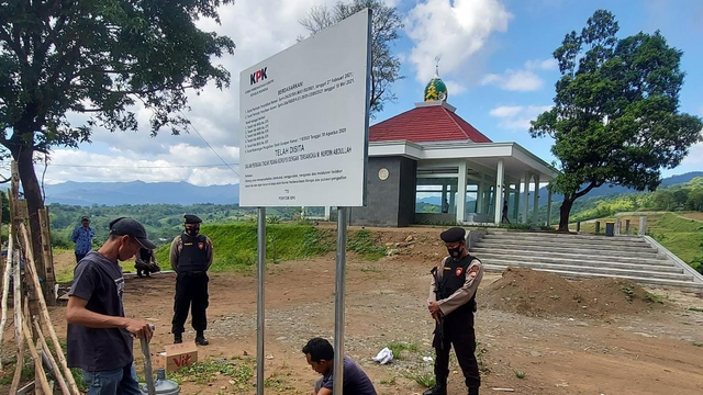 KPK pasangi plang sejumlah aset di Sulawesi Selatan terkait kasus Nurdin Abdullah. Foto: KPK