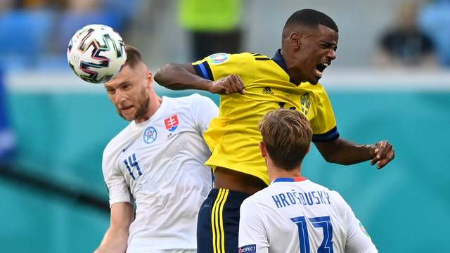 Aksi pemain Swedia, Alexander Isak, di laga Swedia vs Slowakia di Euro 2020. Foto: Kirill Kudryavtsev/REUTERS