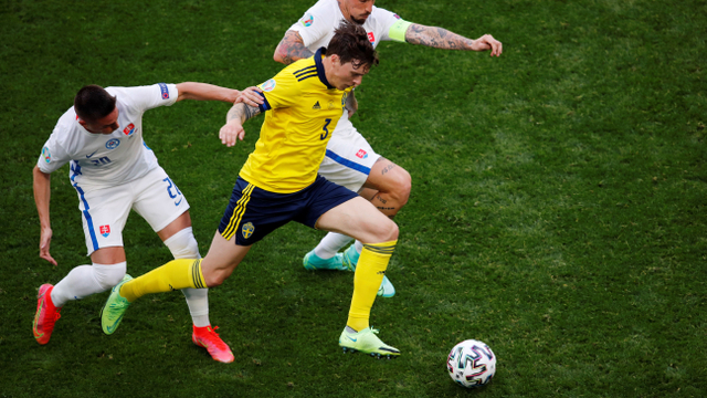 Aksi pemain Swedia, Victor Lindeloef di laga Swedia vs Slowakia di Euro 2020. Foto: Kirill Kudryavtsev/REUTERS