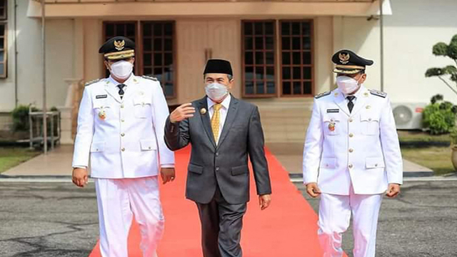 ANDI Putra (kiri) bersama Suhadriman Amby (kanan) berjalan bersama Gubernur Riau, Syamsuar, jelang pelantikan sebagai Bupati dan Wakil Bupati Kuantan Singingi (Kuansing). 