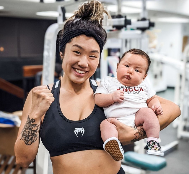 Juara Dunia ONE Championship Angela Lee berpose di gym bersama sang buah hati, Ave Marie Pucci. Foto: Instagram Angela Lee