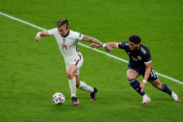 Pemain Inggris Kalvin Phillips berebut bola dengan pemain Skotlandia Che Adams pada pertandingan lanjutan Grup D Euro 2020 di Stadion Wembley, London, Inggris. Foto: Matt Dunham/Pool/REUTERS