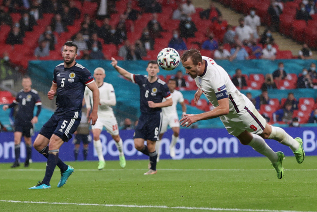 Pemain Inggris Harry Kane menyundul bola ke arah gawang Skotlandia pada pertandingan lanjutan Grup D Euro 2020 di Stadion Wembley, London, Inggris. Foto: Carl Recine/REUTERS