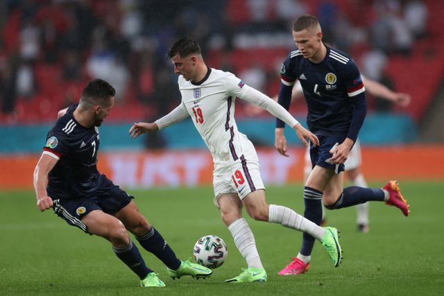 Pemain Inggris Mason Mount berusaha melewati hadangan dua pemain Skotlandia pada pertandingan lanjutan Grup D Euro 2020 di Stadion Wembley, London, Inggris. Foto: Carl Recine/REUTERS