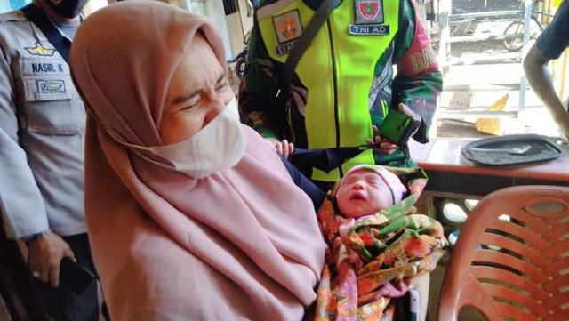 Sesosok bayi laki-laki yang diduga baru lahir ditemukan di halaman rumah warga di Kabupaten Maros, Sulawesi Selatan. Foto: Dok. Polres Maros