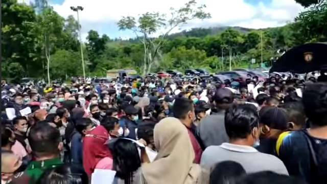 Tangkapan video warga membeludaknya warga yang akan divaksin di GOR Temenggung Abdul Jamal Batam. Foto: Facebook/Ist.