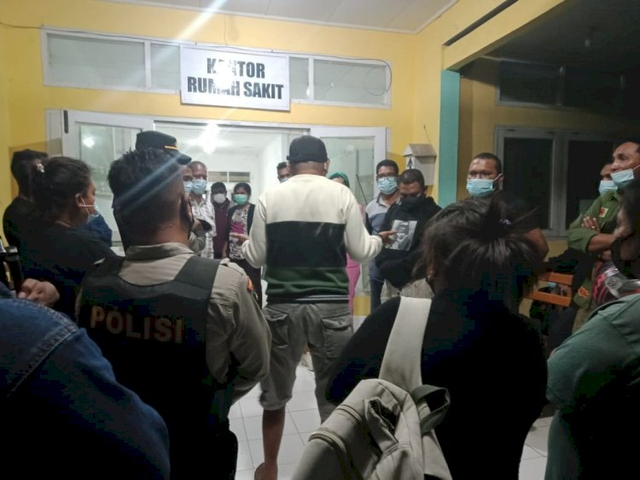 Pihak keluarga pasien COVID-19 yang meninggal, almarhum Yoseph Baha Hekur saat melakukan aksi protes di RSUD Lewoleba. Foto : Teddi Lagamaking