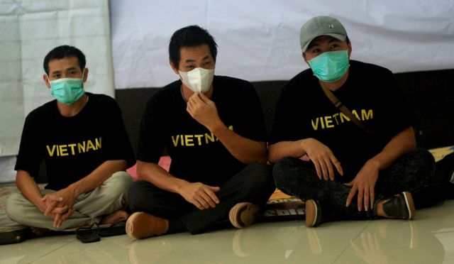 Warga Vietnam menunggu jadwal keberangkatan untuk dideportasi. Mereka adalah pelaku illegal fishing di Laut Natuna. Foto: Leo Prima/Hi!Pontianak