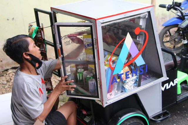 Gading Ogi Saputra dan motor roda tiga yang dipakai untuk berdagang setiap harinya. Foto: Kemensos.