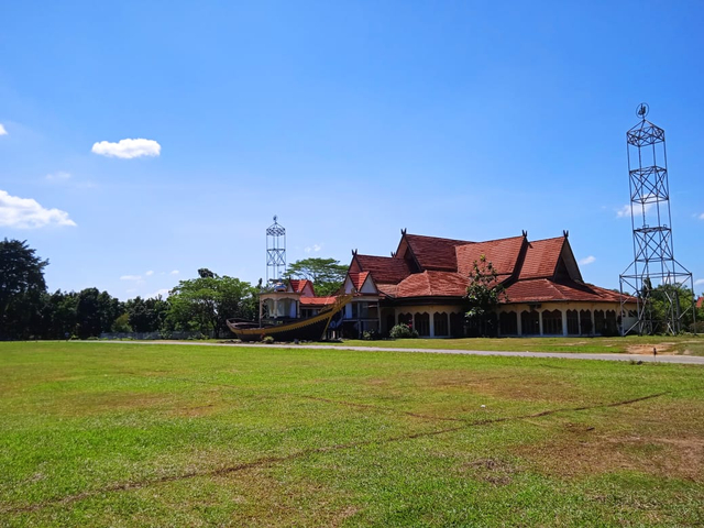 Eks Arena MTQ Jambi, tampak di sekitarnya bangunan dengan arsitektur khas Jambi. (Foto: M Sobar Alfahri/Jambikita.id)