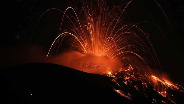 Lontaran lava pijar saat erupsi gunung api Ile Lewotolok di Kabupaten Lembata, NTT. Foto : PPGA Ile Lewotolok