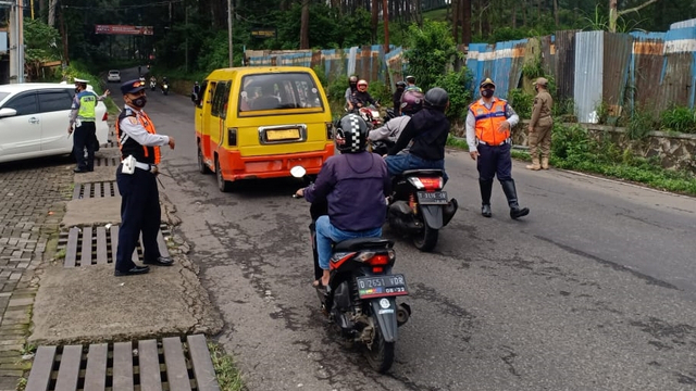 Petugas Gabungan Sekat Kendaraan di Lembang Bandung. Foto: Dok. Istimewa
