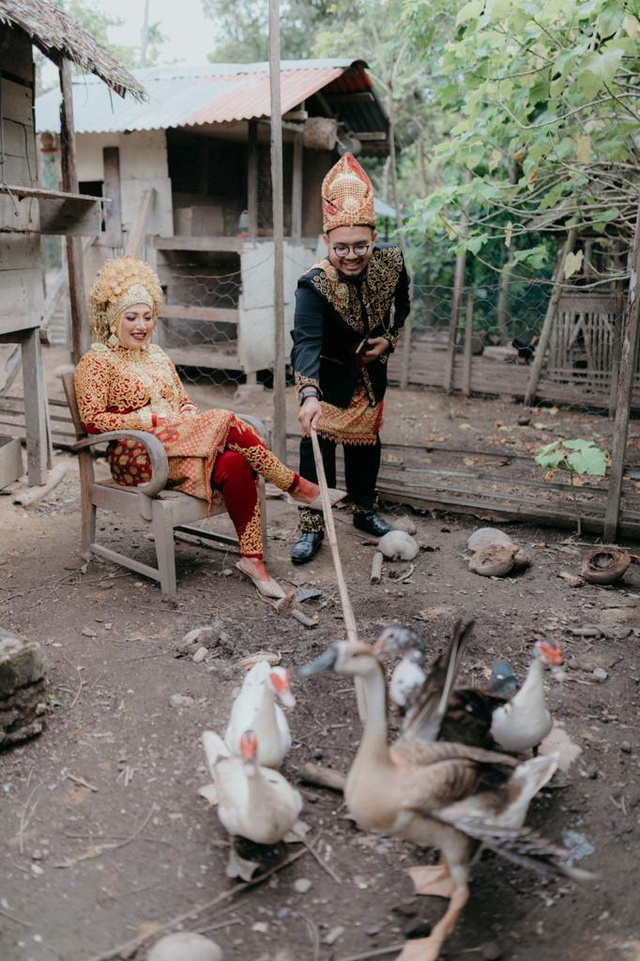 Viral: Bukan di Tempat Mewah, Pengantin Ini Pilih Foto Wedding di Kandang (41891)