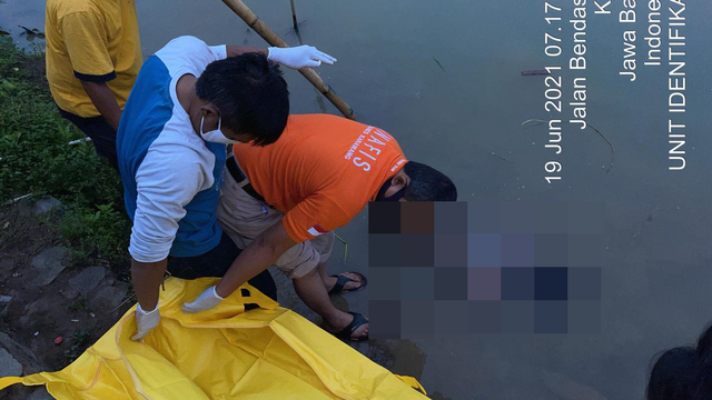 Mayat Pria Tanpa Identitas Mengambang di Saluran Irigasi Warungbambu, Karawang (371298)
