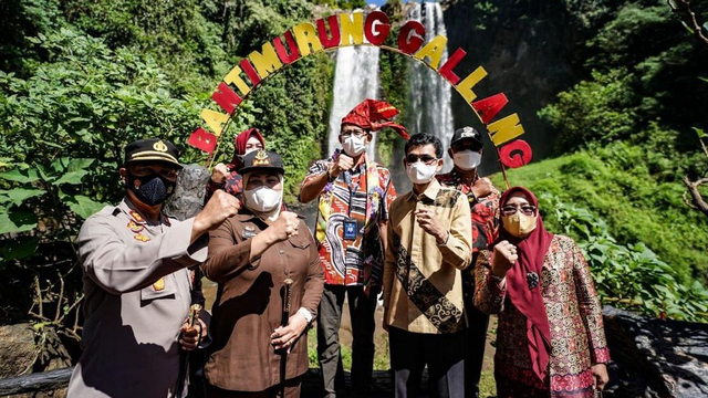 Menparekraf Sandiaga Uno ketika mengunjungi Desa Pao, Kabupaten Gowa. Foto: Dok. Kemenparekraf