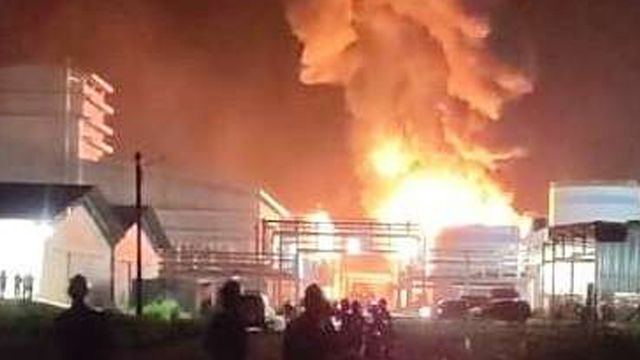 API membumbung tinggi ke angkasa saat tanki timbun biodiesel milik PT Sari Dumai Oleo terbakar, Rabu malam (16/6/2021). Lima pekerja tewas terbakar. 